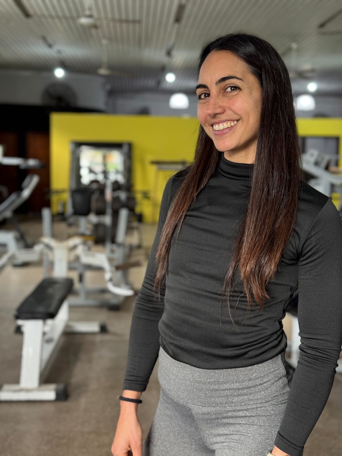 Emi Boric sonriendo a cámara en su espacio de entrenamiento